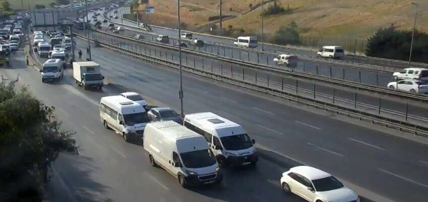 Otomobil, otobüse arkadan çarptı! 3 kişi öldü 5